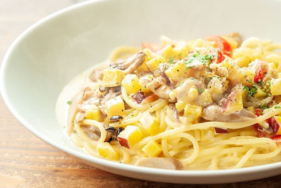 さつま芋ときのこトマトのクリームソース