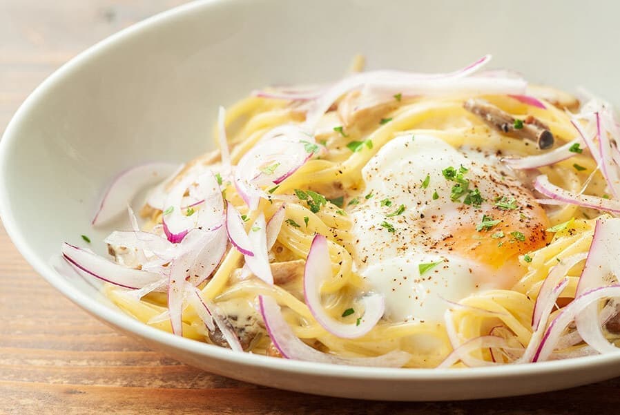 きのこと赤たまネギのカルボナーラ半熟卵のせ