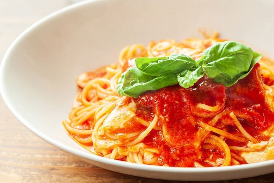 バジルとモッツァレラのダッテリーニトマトソース